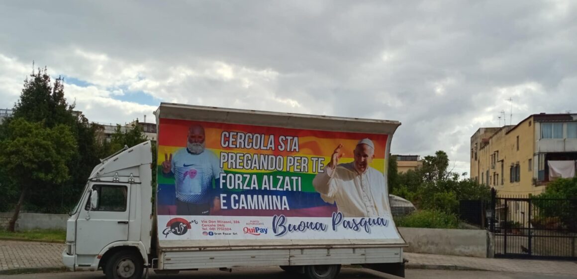 “Cercola sta pregando per te. Forza, alzati e cammina…”, messaggio irriverente lanciato a Papa Francesco con  un manifesto su un camion/vela itinerante. Curioso striscione del Pontefice con  lo Stallone di Cercola