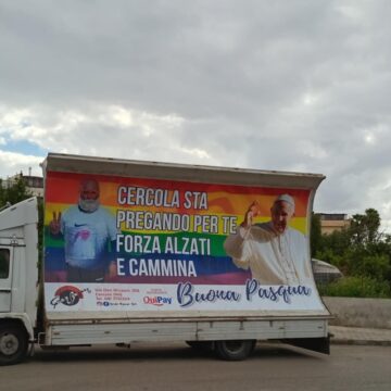 alzati papa francesco e lo stallone di cercola “Cercola sta pregando per te. Forza, alzati e cammina…”, messaggio irriverente lanciato a Papa Francesco con un manifesto su un camion/vela itinerante. Curioso striscione del Pontefice con lo Stallone di Cercola