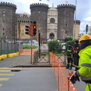 buca via vittoria emanuele III Napoli. Sprofonda la strada al centro, traffico deviato su via Santa Brigida. Sul posto pompieri e poliziotti municipali