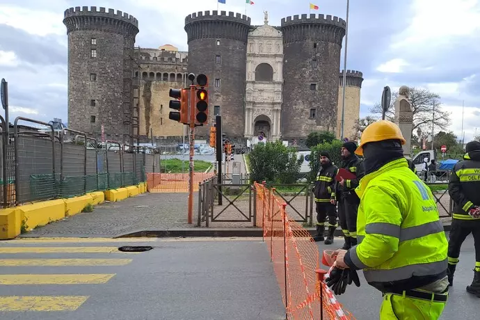 buca via vittoria emanuele III Napoli. Sprofonda la strada al centro, traffico deviato su via Santa Brigida. Sul posto pompieri e poliziotti municipali