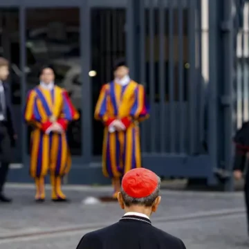 conclave 7 maggio Elezioni nuovo Pontefice. Il conclave comincia il 7 maggio. La Cappella Sistina chiude da oggi