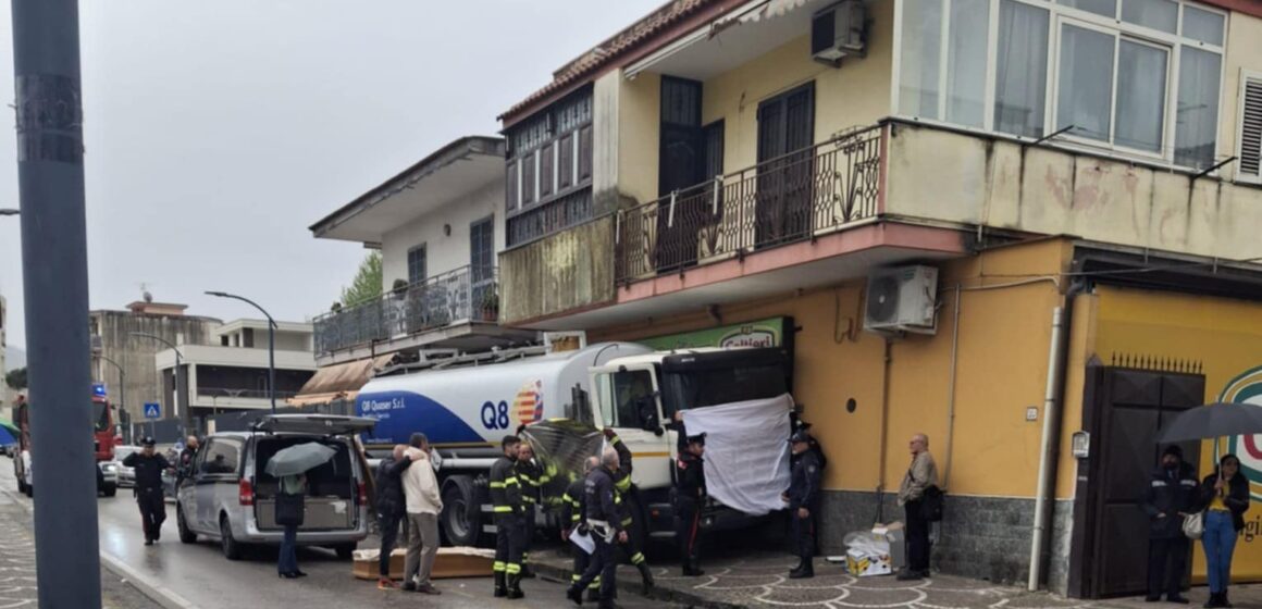 Volla. 54enne autista di un camion Q8, colto da malore,  muore al volante  e  va a sbattere nei negozi e sulle auto parcheggiate