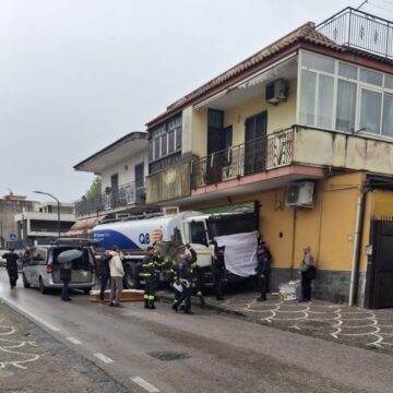 Volla. 54enne autista di un camion Q8, colto da malore,  muore al volante  e  va a sbattere nei negozi e sulle auto parcheggiate