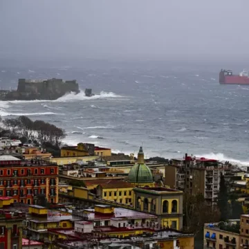 maltempo vesuvio Napoli. Allerta meteo dalle ore 20 di stasera fino a venerdì – 3 ottobre – ore 20. Vento forte e mare agitato: le criticità
