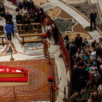 La salma di papa Francesco nella basilica di San Pietro. In 100mila in fila per l’ultimo saluto. La bara a terra, non sul catafalco
