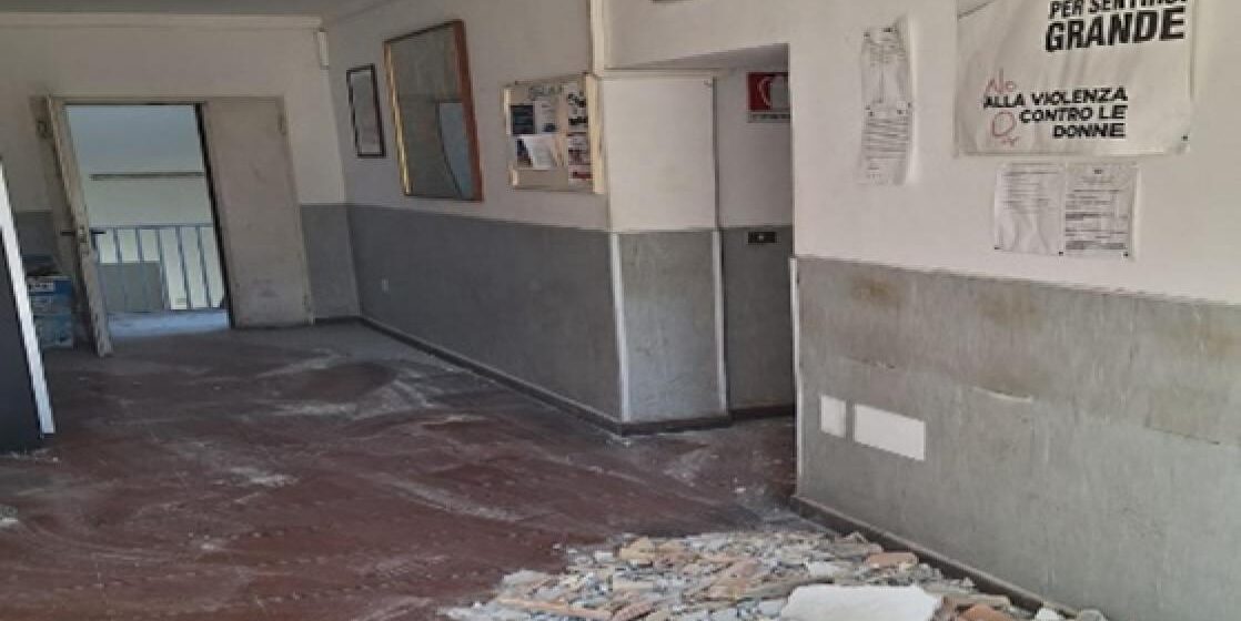 Crolla solaio al Commissariato di Polizia di Stato  di Capri, appello Cosap: “Situazione lavorativa da ‘Terzo Mondo’, chiediamo soluzioni”
