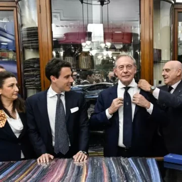 Ministro Urso a Napoli da Marinella, indossa una cravatta per la giornata del made in Italy