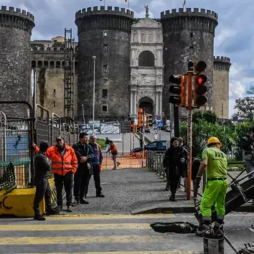 Napoli. Voragine , forse causata dalla banda del buco. Segni di scavo verso alcune banche