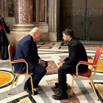 zelenski trump Zelensky e Trump dentro San Pietro, la foto è nella storia. Meloni: ‘Mosca dimostri che vuole la pace’