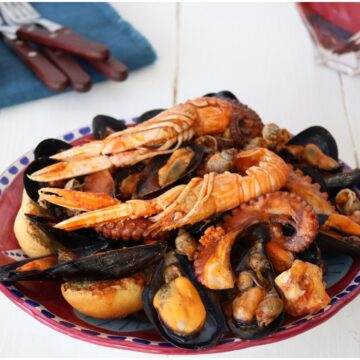 Pasqua al Centro Prima Accoglienza di Napoli: la tradizionale Zuppa di Cozze Solidale per gli ospiti del dormitorio pubblico