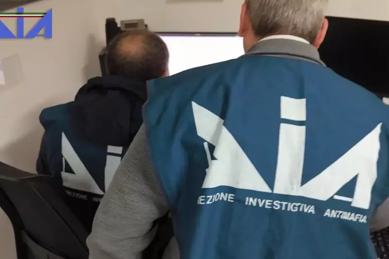 DIA Rapporto DIA, la camorra si infiltra nelle istituzioni locali. E si adatta ai cambiamenti economici e sociali