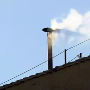 Fumata Bianca. Eletto il nuovo Papa. A breve l’annuncio