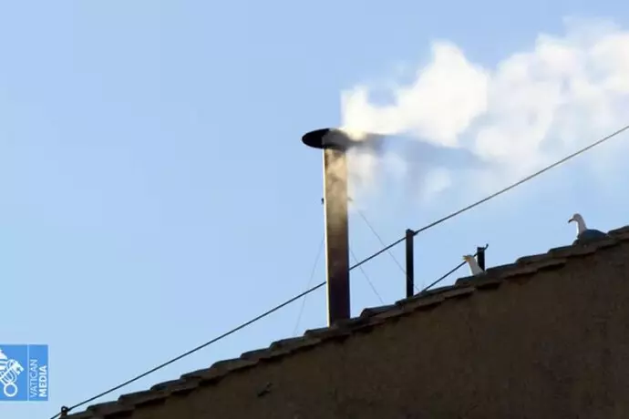 FUMATA BIANCA Fumata Bianca. Eletto il nuovo Papa. A breve l’annuncio