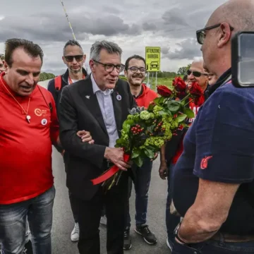 LANDINI STELLANTIS CGIL MAZZO DI FIORI POMIGLIANO Pomigliano d’Arco. Il capo della CGIL Landini dona un mazzo di fiori ai lavoratori Stellantis