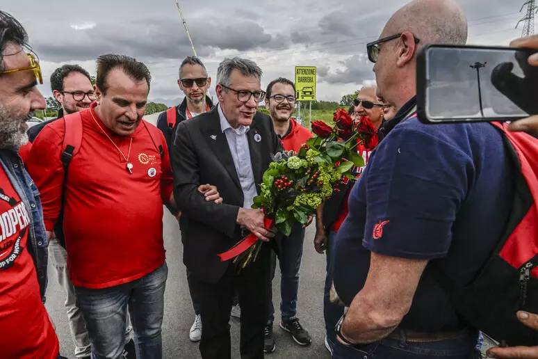 LANDINI STELLANTIS CGIL MAZZO DI FIORI POMIGLIANO Pomigliano d’Arco. Il capo della CGIL Landini dona un mazzo di fiori ai lavoratori Stellantis