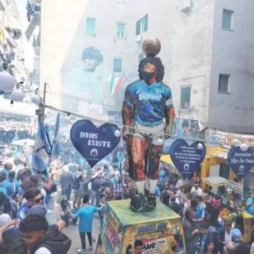 Statua maradona al largo sanità Napoli. Inaugurata statua di oltre 6 metri dedicata a Maradona nel quartiere Sanità al largo dedicato al Pibe de Oro