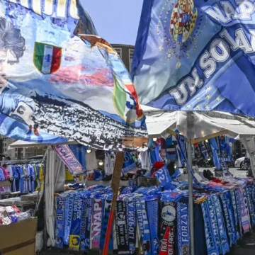 Verso lo scudetto. Le bancarelle a Napoli nascondono  il numero 4.  Pasticceria del centro rompe scaramanzia, il quattro sulle torte