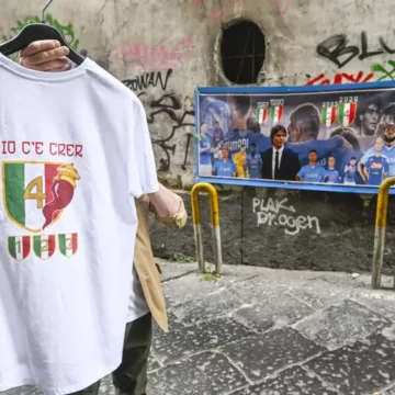 festa scudetto bus scoperti napoli lungomare Napoli. Festa Scudetto, lunedì sul lungomare sfileranno i due bus della squadra azzurra