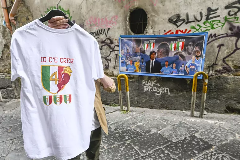 festa scudetto bus scoperti napoli lungomare Napoli. Festa Scudetto, lunedì sul lungomare sfileranno i due bus della squadra azzurra