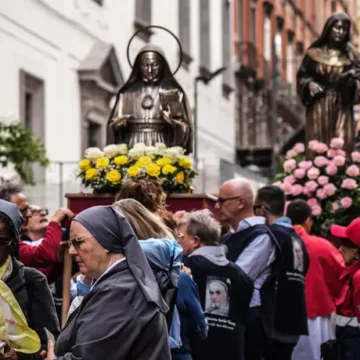 Napoli. San Gennaro,si è ripetuta la liquefazione del sangue. Folla alla processione delle reliquie