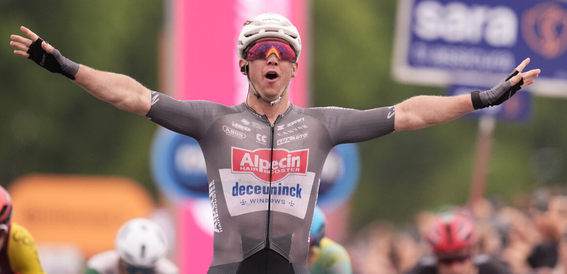 groves a napoli Napoli. Sprint vincente dell’aussie Groves, VI^ tappa thriller del Giro d’Italia, maxi caduta a Baiano. Hindley in ospedale, tanti big coinvolti