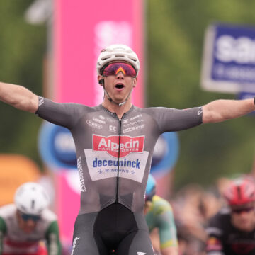 groves a napoli Napoli. Sprint vincente dell’aussie Groves, VI^ tappa thriller del Giro d’Italia, maxi caduta a Baiano. Hindley in ospedale, tanti big coinvolti