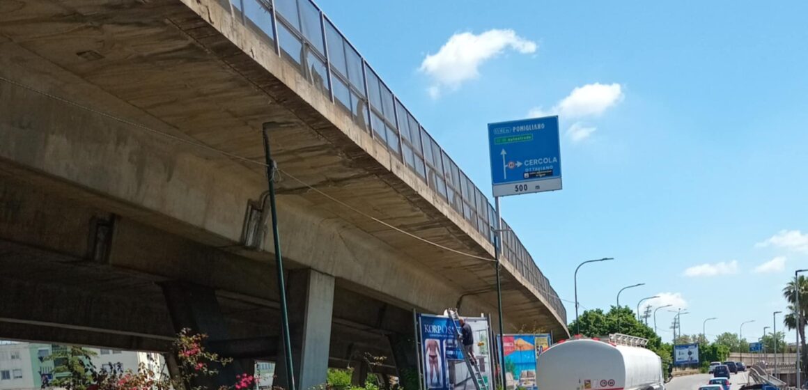 Cercola. ‘Affissioni killer’ sulle rampe autostradali:tra camion e auto in corsa,  lavoratore in pericolo. Continua il  servizio  della pubblicità alle 5 ditte affidatarie del comune: scaduto da 6 anni!