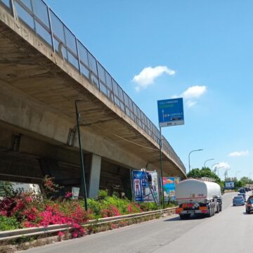 Cercola. ‘Affissioni killer’ sulle rampe autostradali:tra camion e auto in corsa,  lavoratore in pericolo. Continua il  servizio  della pubblicità alle 5 ditte affidatarie del comune: scaduto da 6 anni!