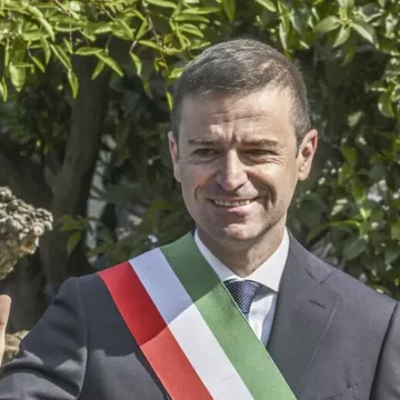 massimo coppola sindaco sorrento arrestato Appalti Sorrento. Collaboratore del sindaco arrestato Massimo Coppola ripreso da microcamera