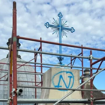 n piazza bellini napoli Napoli. Lascia una grande ‘N’ azzurra su parete chiesa a pIazza Bellini, denunciato un 49enne di Milano