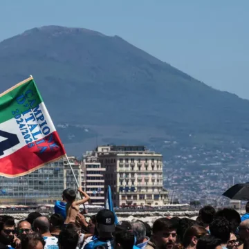 Festa scudetto, tutta Napoli abbraccia il bus dei giocatori. De Laurentiis annuncia De Bruyne. 200mila in delirio