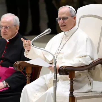 Il Papa ai giornalisti: ‘Siate operatori di pace’