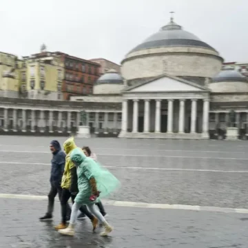 piazza del plebiscito Sull’Area Vesuviana arriva il maltempo, da mezzanotte allerta gialla. Fino alle 14 di domani. Fulmini e grandine
