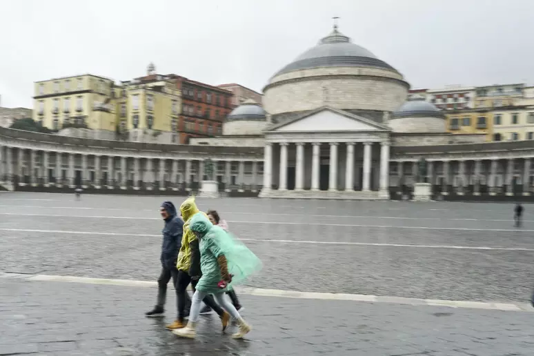 piazza del plebiscito Napoli. Torna “Salute per tutti”, consulenze mediche e screening gratuiti in piazza del Plebiscito