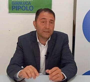 pipolo intervista Caserma dei Carabinieri. Gianluca Pipolo propone la ricetta Di Costanzo e fa ‘a botte’ con la sua lista ‘Per le Persone e la Comunità’ che sostiene il provvedimento del commissario prefettizio per il Centro Sociale Cennamo
