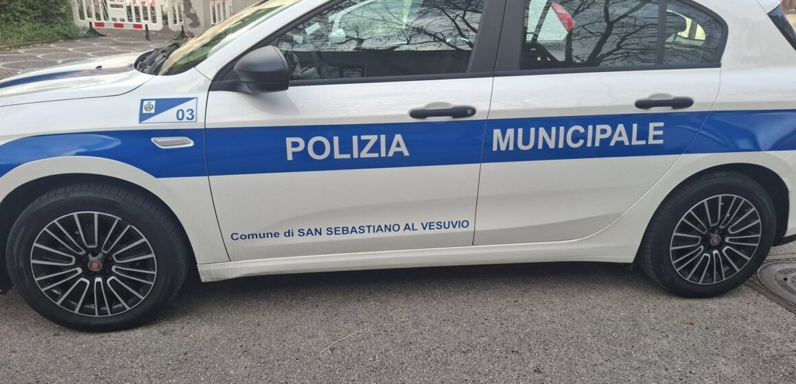 Napoli. Controlli della Polizia Locale su TAXI e NCC a Capodichino, 10 sanzioni. Patente ritirata ad un abusivo