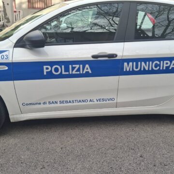 Napoli. Controlli della Polizia Locale su TAXI e NCC a Capodichino, 10 sanzioni. Patente ritirata ad un abusivo