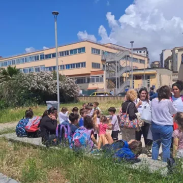 Terremoto di magnitudo 4.4 ai Campi Flegrei: scuole evacuate e gente per strada. In corso sciame sismico: una seconda di 3.5