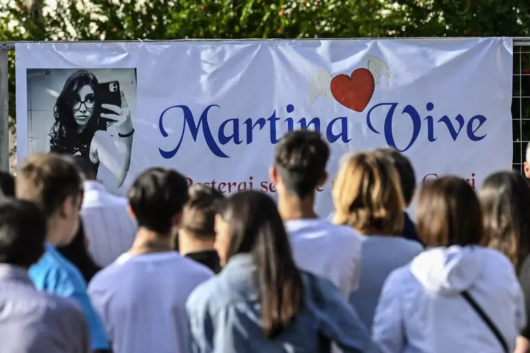 striscione martina carbonaro afragola Omicidio Martina Carbonaro. Procuratrice Napoli Nord, Lucchetta: “Alessio Tucci ha agito con crudeltà”