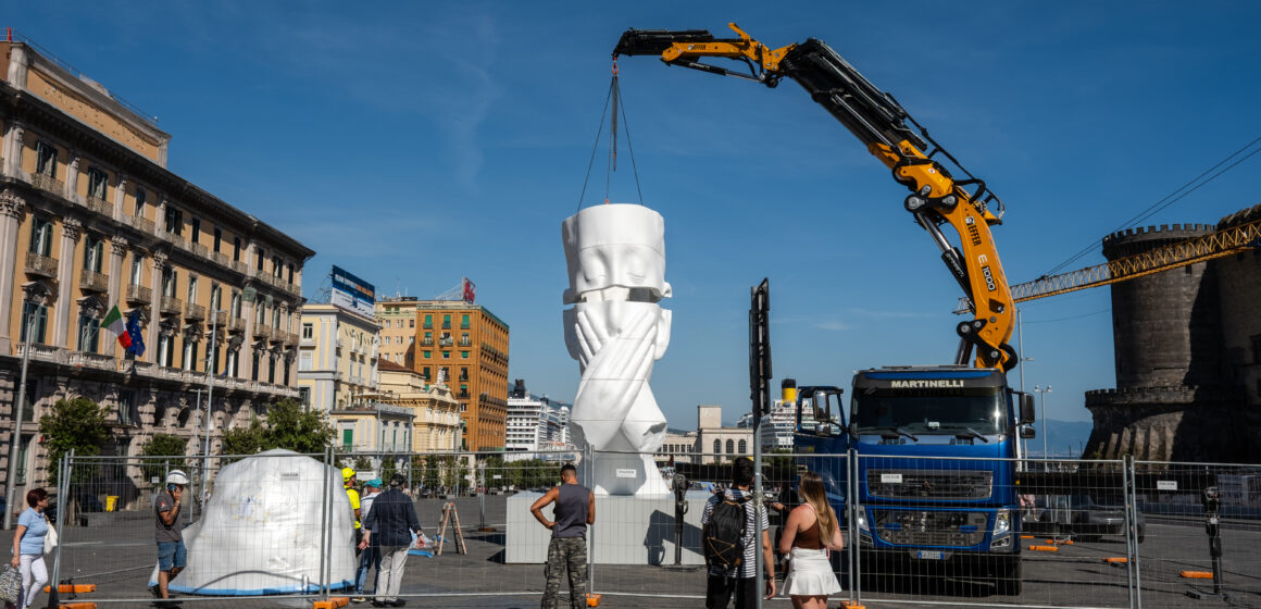 Napoli. Dal 5 giugno arriva a Napoli, in piazza Municipio, l’opera monumentale “Silent Hortense” dell’artista Jaume Plensa