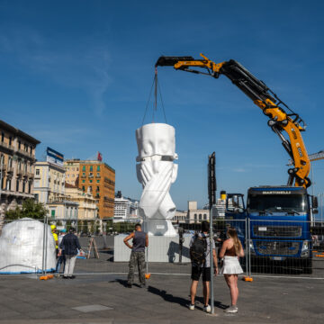 Allestimento opera Jaume Plensa Napoli. Dal 5 giugno arriva a Napoli, in piazza Municipio, l’opera monumentale “Silent Hortense” dell’artista Jaume Plensa