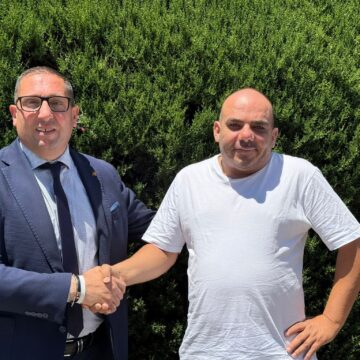 DONATO RICCIO Volla. Ballottaggio, Giovannone Riccio e Volla 2025 sostengono Lino Donato. Da SEL di Nichi Vendola a FDI e Forza Italia, ecco il vertiginoso viaggio partitico dell’ex consigliere comunale Riccio