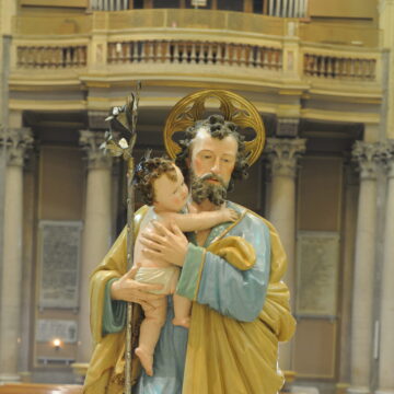 San Giuseppe Vesuviano. Le reliquie del bastone e del manto di San Giuseppe arrivano al Santuario di San Giuseppe