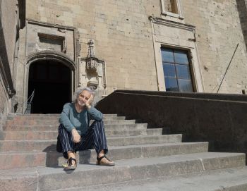 Alessandro Bergonzoni in visita a Castel Nuovo: a settembre il gran finale dell’Estate a Napoli con tre giorni di spettacoli tra arte, teatro e impegno civile