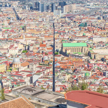 Spaccanapoli, domenica 15 giugno torna la corsa tra i dedali dei decumani. Dieci chilometri lungo una storia di 43 anni: partenza e arrivo a piazza Municipio