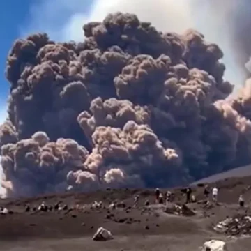 etna eruzione Crolla una parte del cratere dell’Etna, nube eruttiva alta chilometri. Nessun pericolo per la popolazione