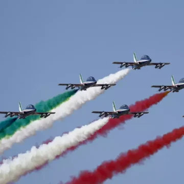 frecce tricolore Festa della Repubblica. L’omaggio di Mattarella all’Altare della Patria: ‘Con il Referendum l’Italia ha scelto la pace e la libertà’