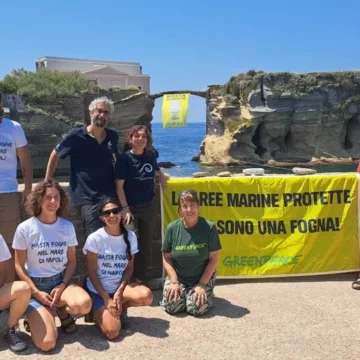 greenpeace gaiola posillipo napoli Napoli. Greenpeace alla Gaiola: “No a nuovo scarico in area protetta. Stupisce che il Ministero dica si al raddoppio.”