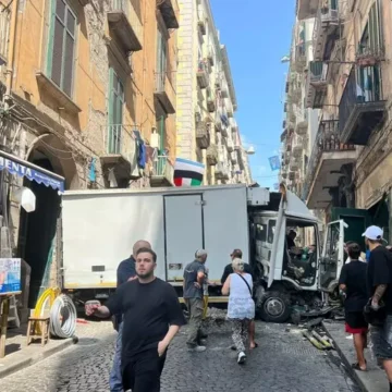 incidente napoli oggi quartieri spèagnoli Napoli. Tanta paura e 3 feriti, corsa senza freni per camion in centro, a due passi da via Toledo.