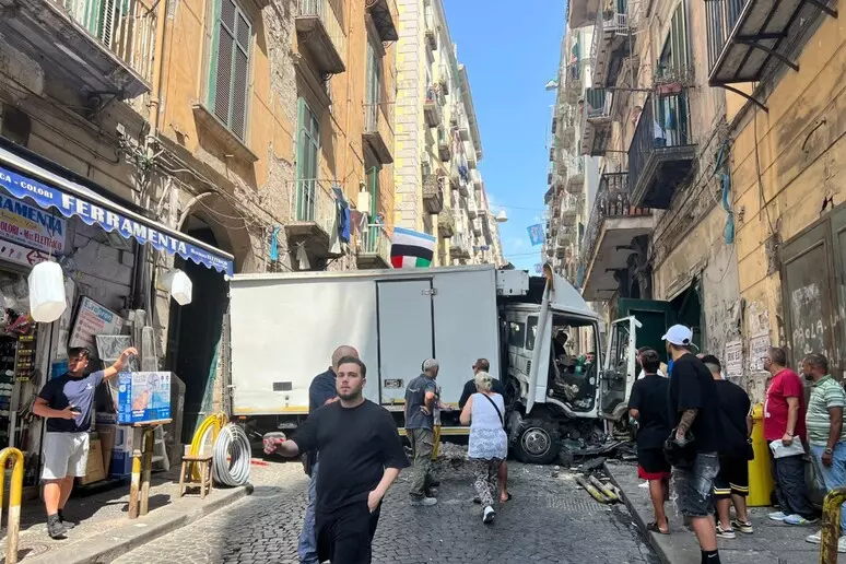 incidente napoli oggi quartieri spèagnoli Napoli. Tanta paura e 3 feriti, corsa senza freni per camion in centro, a due passi da via Toledo.